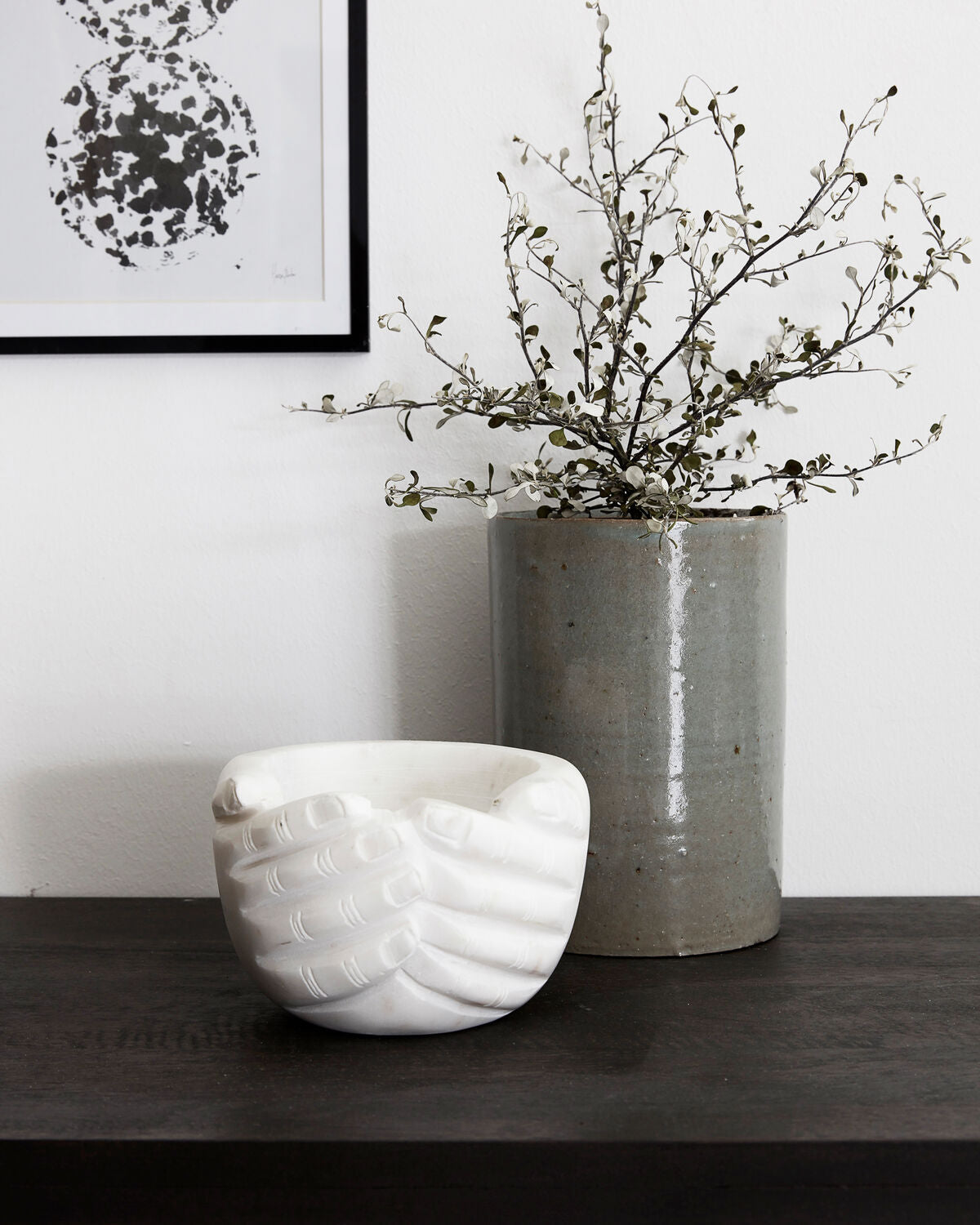 Bowl hands marmor