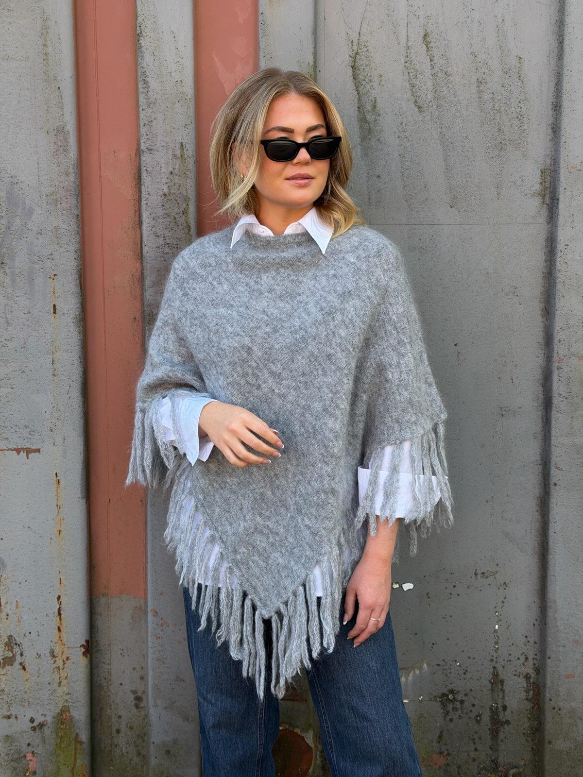 Caroline Poncho m/frynser
