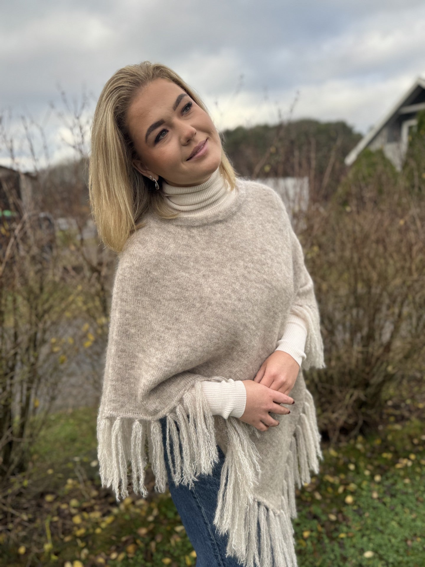 Caroline Poncho m/frynser